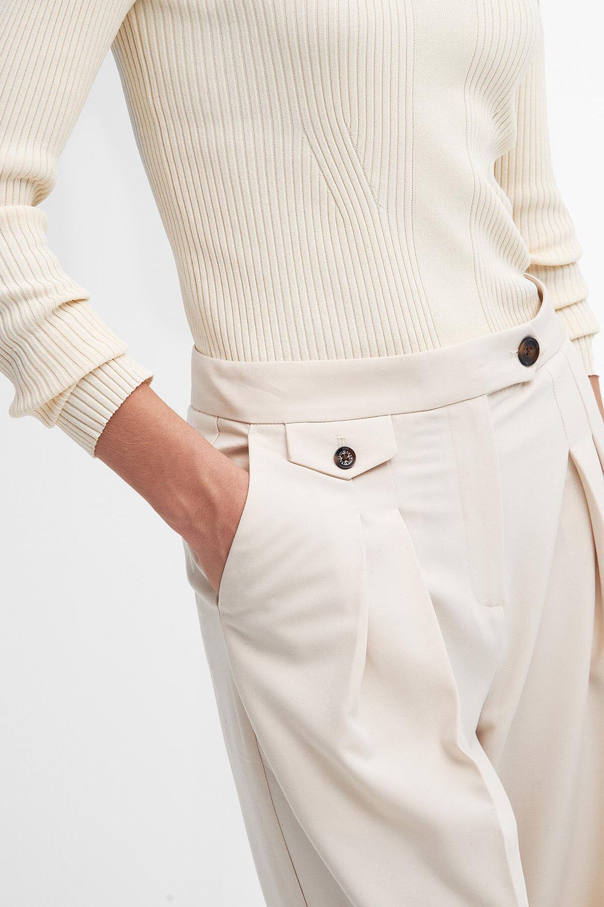 Francis Hose mit weitem Bein