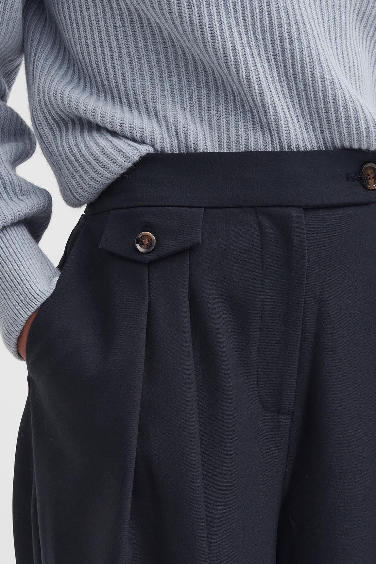 Francis Hose mit weitem Bein