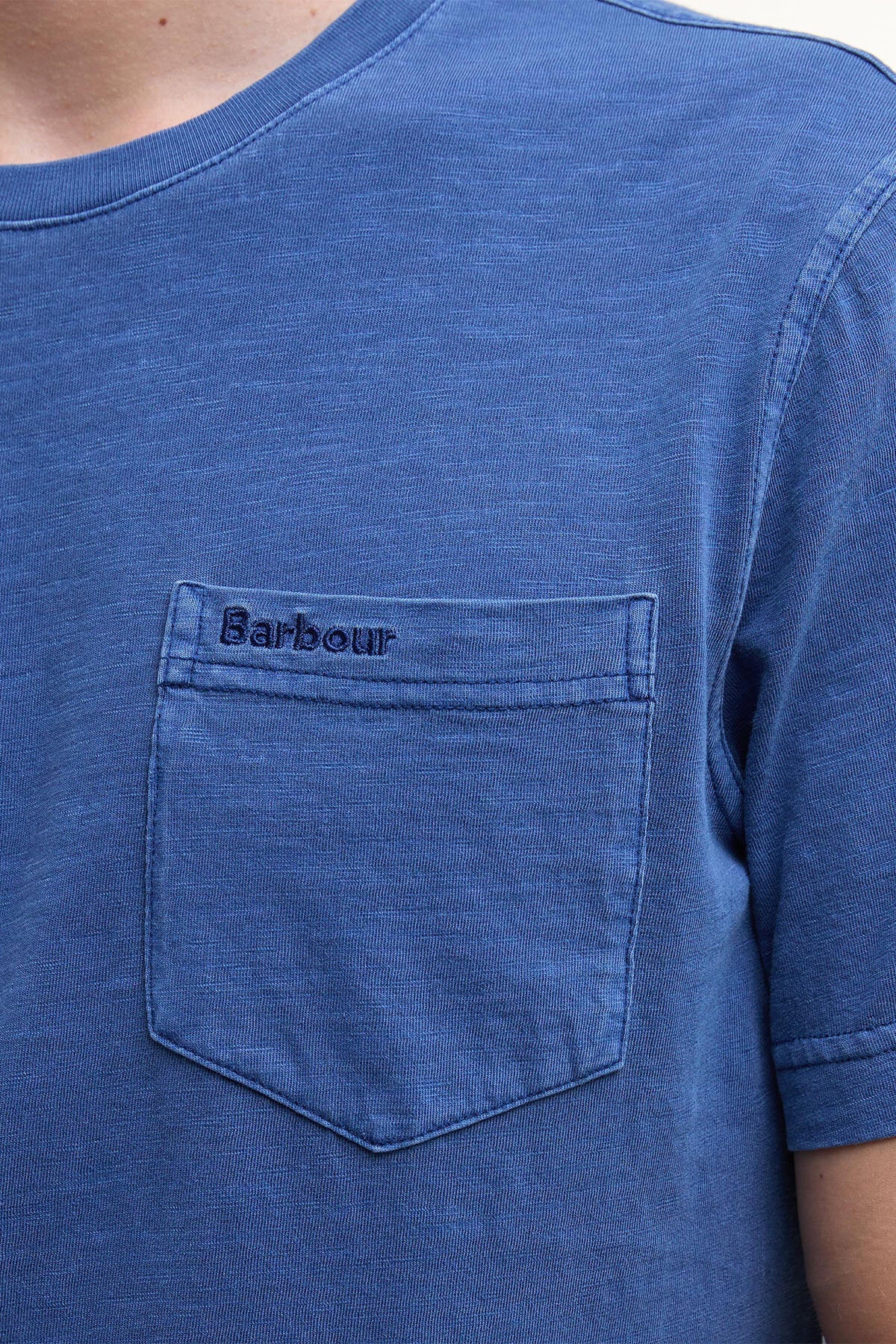 Pigmentgefärbtes T-Shirt mit Brusttasche
